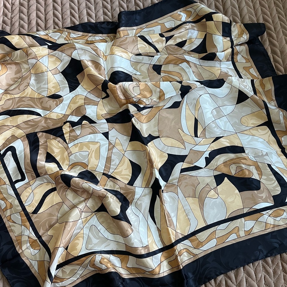 Made in Italy 🇮🇹 Abstract Patterned Silk Scarf 30x30